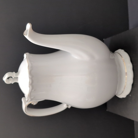 VGT,Holly Hobbie White Porcelain Teapot Features A Young Girl In a Green Dress. - Picture 6 of 12